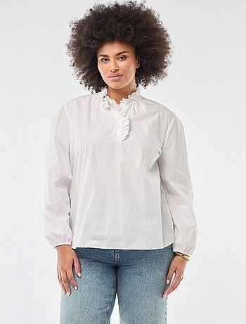 Blusa com gola alta com folhos