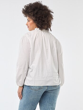 Blusa com gola alta com folhos