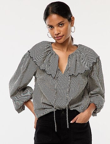 Blusa com gola claudine larga