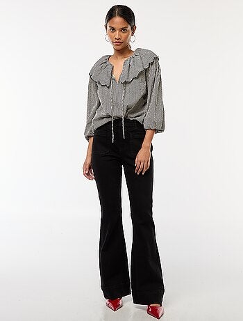 Blusa com gola claudine larga