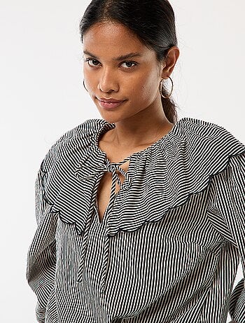 Blusa com gola claudine larga