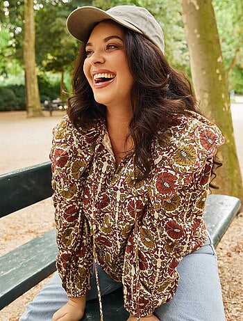 Blusa com gola claudine larga