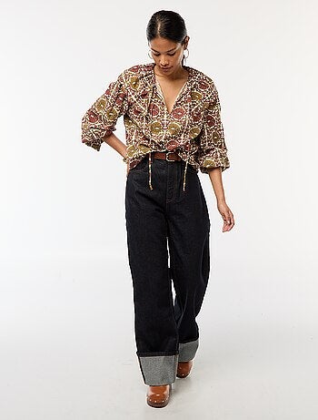 Blusa com gola claudine larga