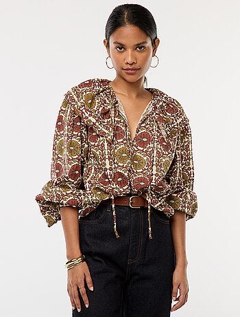 Blusa com gola claudine larga
