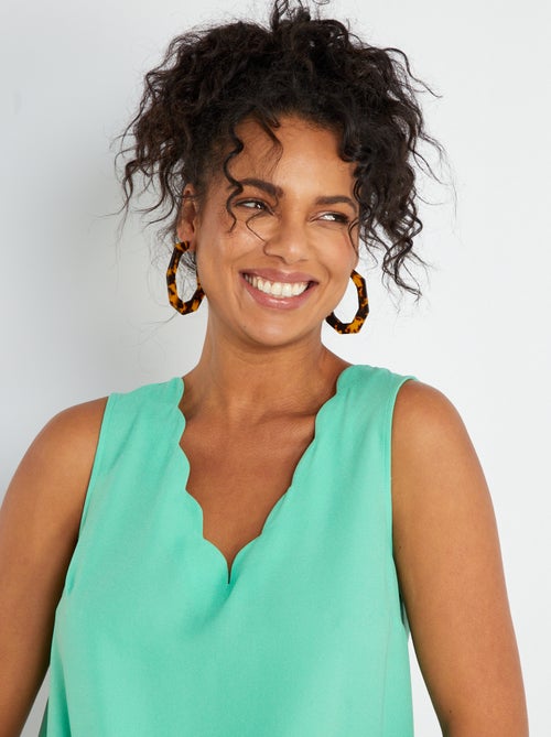 Blusa com gola em bico de fantasia - Kiabi