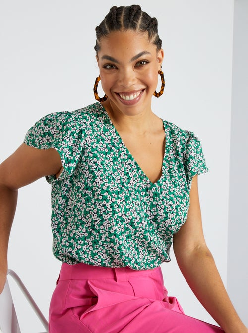 Blusa com gola em bico estampada - Kiabi