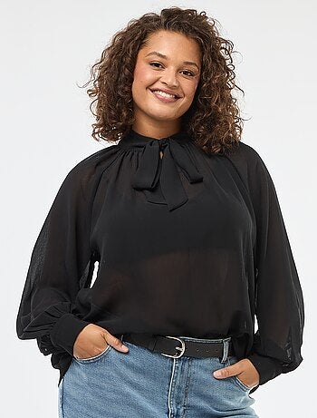 Blusa com gola laço e fitas para atar à frente
