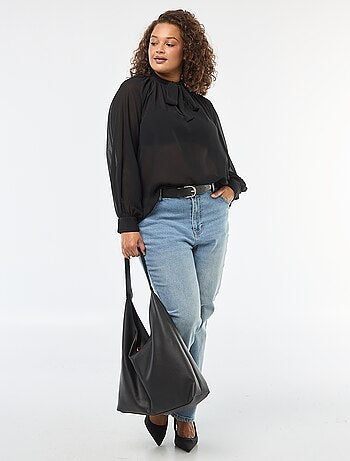 Blusa com gola laço e fitas para atar à frente