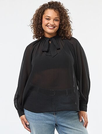 Blusa com gola laço e fitas para atar à frente
