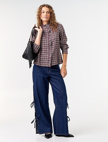 Blusa com gola subida e folhos