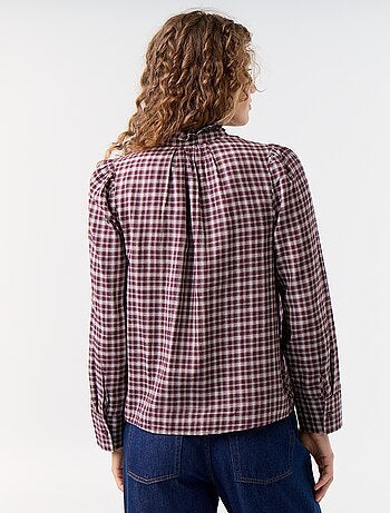 Blusa com gola subida e folhos