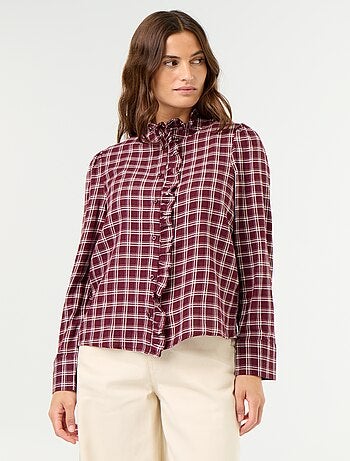 Blusa com gola subida e folhos