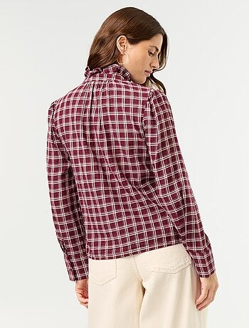 Blusa com gola subida e folhos