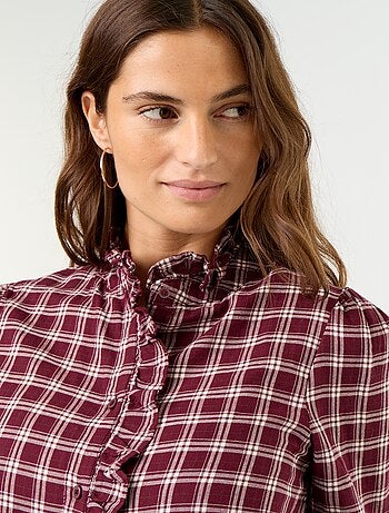 Blusa com gola subida e folhos