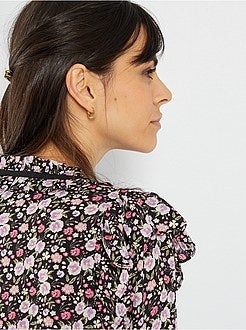 Blusa com gola vitoriana - Kiabi