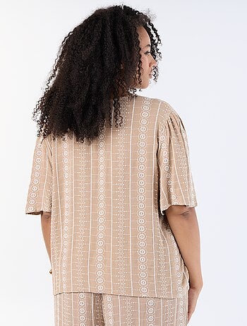 Blusa com laços e bordados de manga curta