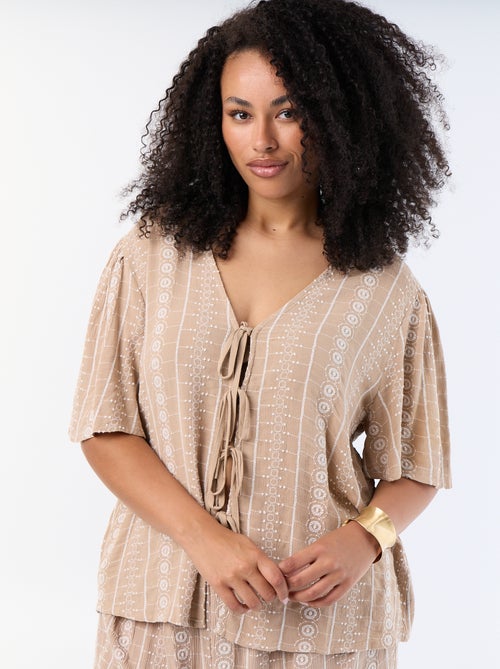 Blusa com laços e bordados de manga curta - Kiabi