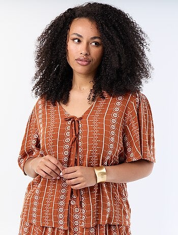 Blusa com laços e bordados de manga curta