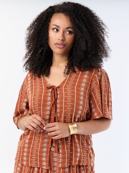 Blusa com laços e bordados de manga curta - Kiabi