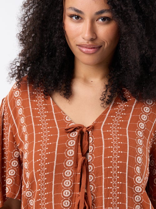 Blusa com laços e bordados de manga curta - Kiabi