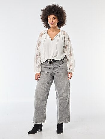 Blusa com mangas em renda e laço no decote