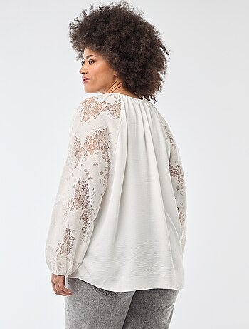 Blusa com mangas em renda e laço no decote