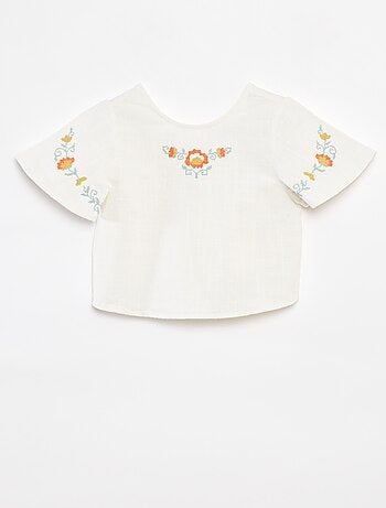 Blusa com motivos bordados