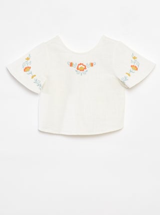 Blusa com motivos bordados
