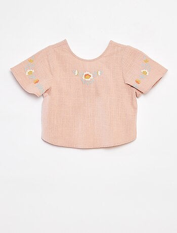 Blusa com motivos bordados