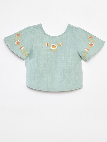 Blusa com motivos bordados