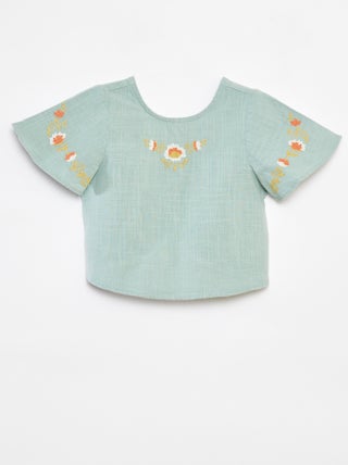 Blusa com motivos bordados