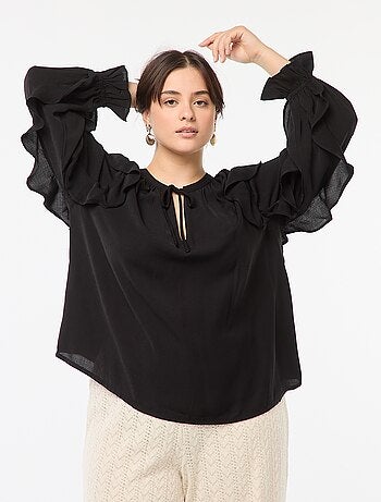 Blusa com ombros e punhos com folhos + atilhos na gola
