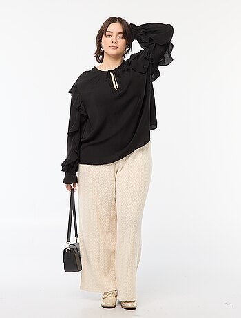 Blusa com ombros e punhos com folhos + atilhos na gola