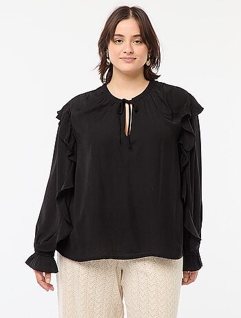 Blusa com ombros e punhos com folhos + atilhos na gola