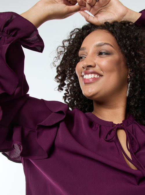 Blusa com ombros e punhos com folhos + atilhos na gola - Kiabi