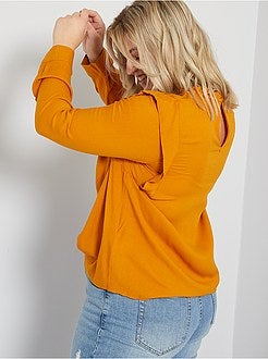 Blusa com pormenor de peitilho - Kiabi