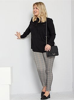 Blusa com pormenor de peitilho - Kiabi