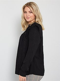 Blusa com pormenor de peitilho - Kiabi