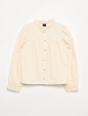 Blusa com punhos bordados e gola com folhos