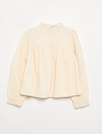 Blusa com punhos bordados e gola com folhos