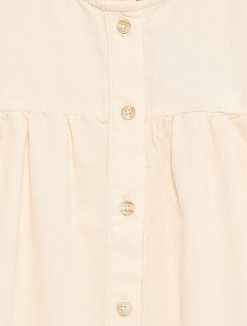 Blusa com punhos bordados e gola com folhos