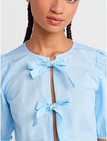Blusa crop de mulher com detalhe de laço dilvin