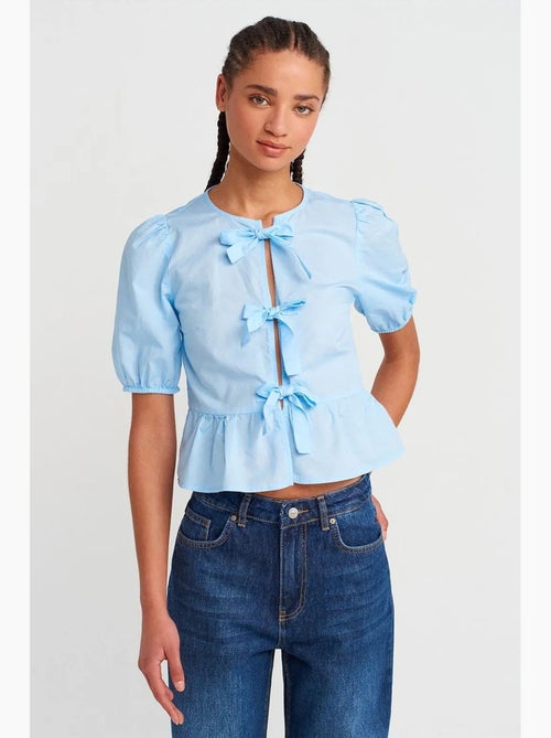 Blusa crop de mulher com detalhe de laço dilvin - Kiabi Blusa crop de mulher com detalhe de laço dilvin - Kiabi