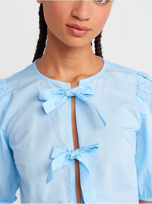 Blusa crop de mulher com detalhe de laço dilvin - Kiabi Blusa crop de mulher com detalhe de laço dilvin - Kiabi