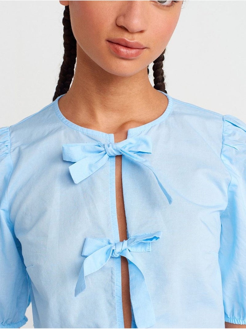 Blusa crop de mulher com detalhe de laço dilvin Azul-céu - Kiabi
