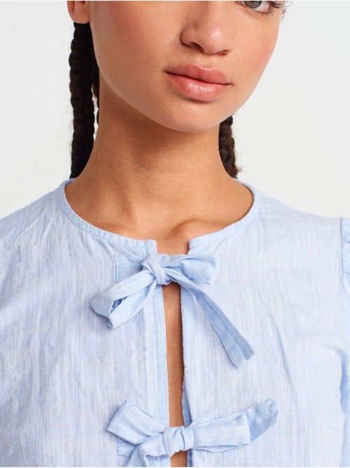 Blusa crop de mulher com detalhe de laço dilvin - Kiabi Blusa crop de mulher com detalhe de laço dilvin - Kiabi