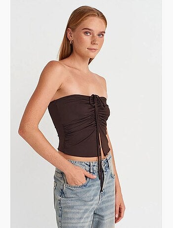 Blusa crop sem alças de mulher com detalhe de atilho dilvin