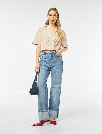 Blusa cropped com abertura com botões cruzada