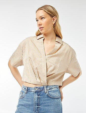 Blusa cropped com abertura com botões cruzada