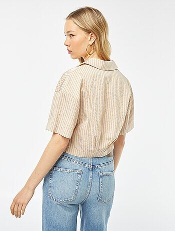 Blusa cropped com abertura com botões cruzada